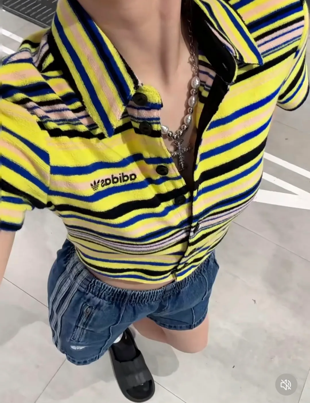 No watermark upper body rendering 𝟬𝟱𝟰𝟳#Exclusive real shot/difference between various stolen pictures and online version on the market [𝗔𝗱𝗶𝗱𝗮𝘀Adidas Song Yuqi Same Style Clover American Trendy Denim Shorts] ✅Full set of 1:1 customized accessories ➕Customized three-label ➕𝗬𝘂𝗮𝗻 version hang tag ➕𝗹𝗼𝗴𝗼 packaging bag🔥 ➕Scan the tag to enter the official website. ✅Top Original version, ins Xiaohongshu Dewu Kuaishou and many bloggers wear it. ✅Washed denim + three-stripe design, the clover logo is super recognizable✨. Loose fit, comfortable to wear and Breathable, suitable for summer commuting, leisure, and sports! With Versatile attributes, it can be worn casually and easily switch between street or vacation styles. It is a must-have item in your summer wardrobe! Color: Blue Size: xs-x L